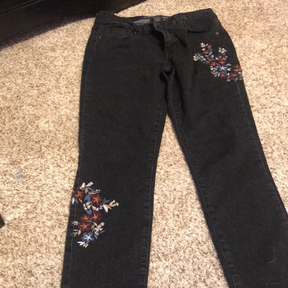 Flower embroidered black elastic stretch jeans